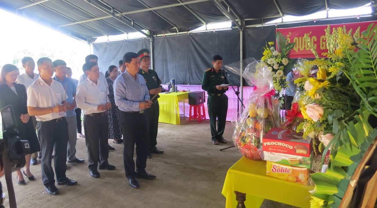 Phó Chủ tịch Thường trực HĐND tỉnh Lê Quang Chiến thắp hương kính viếng các liệt sĩ vừa tìm thấy tại thôn Tân Xá, xã Ba Lòng, huyện Đakrông