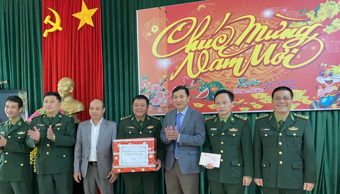 Đồng chí Lê Quang Chiến - Ủy viên Ban TVTU, Phó Chủ tịch Thường trực HĐND tỉnh thăm tết các đồn biên phòng, chốt kiểm dịch và gia đình chính sách tại huyện Đakrông
